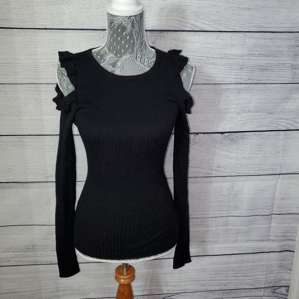❤️‍🩹 cold shoulder sweater